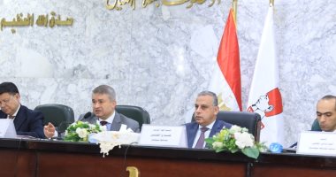 محافظ سوهاج ورئيس الهيئة العامة للتنمية الصناعية يبحثان مطالب المستثمرين