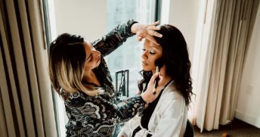 لو هتعملي مكياجك بنفسك.. أساسيات يجب أن تكون في متناول العروس