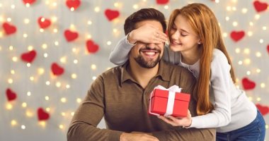 هدايا يمكن تقديمها للرجل في الكريسماس ورأس السنة.. منهم "الإيربود"