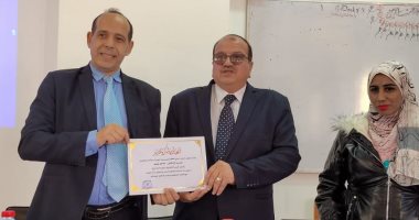 المعهد الدولى للغات يكرم الزميل محمد ثروت