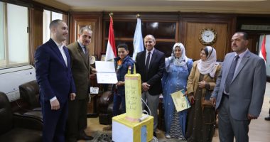 محافظ كفر الشيخ يكرم طالبا حصد المركز الأول بمشروع "تنقية دخان المصانع"