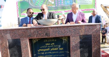 أشرف عطية يضع حجر الأساس لمشروع سكنى "حياتى" بأسوان الجديدة.. صور
