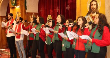ترانيم فى كنيسة العذراء للأقباط الكاثوليك بشبرا استعدادا لعيد الميلاد.. صور