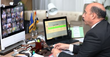 أشرف عطية خلال مجلس المحافظين: غلق وسحب رخص وتحرير مخالفات لـ379 محلاً