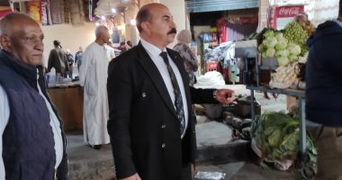 محافظ أسوان خلال حملة بالأسواق: توقيع غرامات ومحاضر لـ250 بائعاً متجولاً