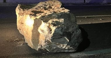 سقوط كتلة خرسانية من سيارة نقل بطريق الإسماعيلية القاهرة الصحراوى.. صور