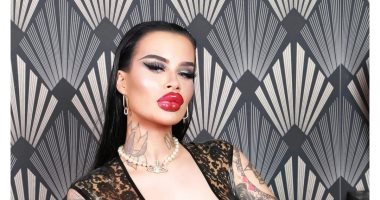 نمساوية تنفق 50 ألف دولار على عمليات التجميل لتشبه الدمية باربى.. صور