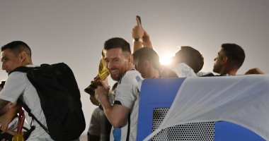 منتخب الأرجنتين يطوف شوارع لوسيل عبر أتوبيس مكشوف احتفالا بكأس العالم.. فيديو
