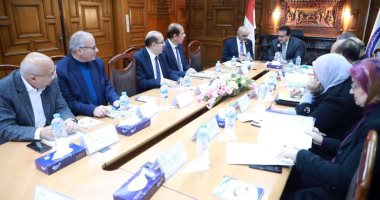 وزير الصحة يبحث خطط التوسع وإنشاء مستشفى تأمينى بالعاصمة الإدارية الجديدة