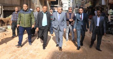 محافظ سوهاج يتفقد أعمال الرصف بعدد من شوارع حى شرق.. صور