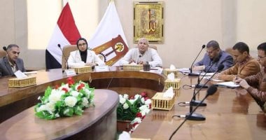 محافظ الوادى الجديد: تكثيف الجهود لضبط الأسواق والتوسع فى إقامة منافذ بيع السلع