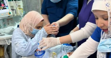 فريق جراحى ببنها الجامعى يستأصل "ورما" تسبب فى غلق فتحة التنفس لطفل.. صور