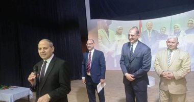 وكيل تعليم كفر الشيخ يكرم 46 طالبا ومعلما وموجها ويتفقد المدارس.. صور