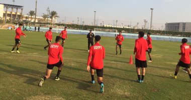 منتخب الشباب يؤدى المران الأول على الملعب الفرعى بالدفاع الجوى.. صور