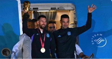منتخب الأرجنتين يصل بوينس آيرس.. وآلاف المشجعين يستقبلون ميسى ورفاقه "صور"