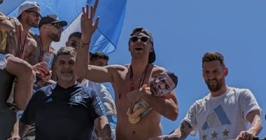 حارس الأرجنتين يسخر من مبابى فى احتفاله مع الجماهير بلقب كأس العالم.. صور