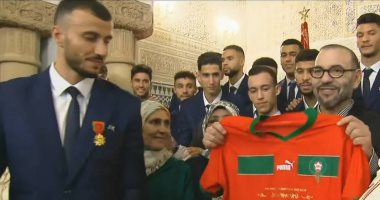 الملك محمد السادس يمنح بعثة منتخب المغرب وسام العرش.. فيديو