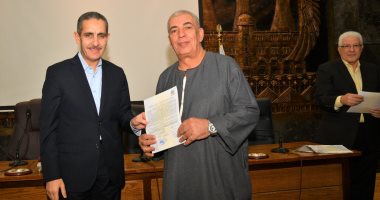 محافظ الغربية يسلم 14 عقدا لتقنين التعديات على الأراضى الزراعية