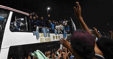 استقبال حافلة بطل العالم بالألعاب النارية أمام مقر الاتحاد الأرجنتينى.. فيديو