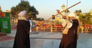 الفلكلور الصعيدى بالعصا فى ساحة أبو الحجاج بليالى مهرجان التحطيب فى الأقصر
