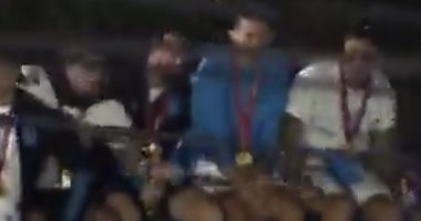 سلك كهربائى كاد يسرق فرحة الأرجنتين بكأس العالم ويسقط ميسى من الأتوبيس.. فيديو