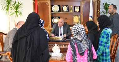 محافظ قنا يلتقى 65 مواطنا بمكتبه للاستماع إلى متطلباتهم