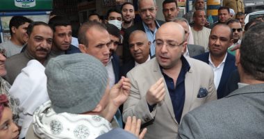 محافظ بنى سويف يستمع للمواطنين خلال جولته على عدد من المحلات التجارية.. صور