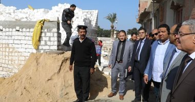 إحالة رئيس قرية بالمنيا إلى التحقيق بسبب مخالفات البناء.. صور