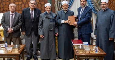 مجمع اللغة العربية بالشارقة يهدي شيخ الأزهر نسخاً من المعجم التاريخى .. صور