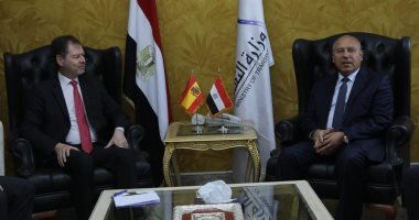 النقل تبحث مع السفير الإسبانى توطين صناعة وحدات السكك الحديدية والمترو