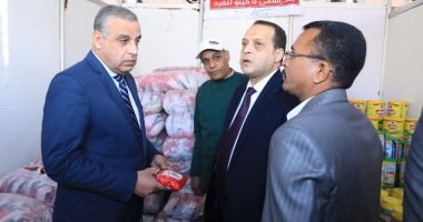 محافظ سوهاج يتفقد معرض بيع السلع الغذائية  بمدينة ناصر.. ويوجه بتوفير كافة السلع ..صور
