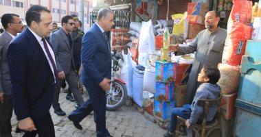 محافظ سوهاج يتفقد عددا من المحال التجارية بحى غرب.. صور