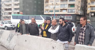 وضع مصدات خرسانية على كورنيش الإسكندرية لمنع الأمواج استعدادا لنوات الشتاء