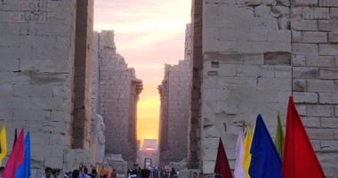 الأقصر تحتفل بظاهرة تعامد الشمس على مقصورة قدس الأقداس بالكرنك للإعلان عن بدء فصل الشتاء رسمياً.. الظاهرة اكتشفها خفير فى 2005.. وذهول السائحين من عظمة القدماء المصريين برصد الظواهر الفلكية.. صور