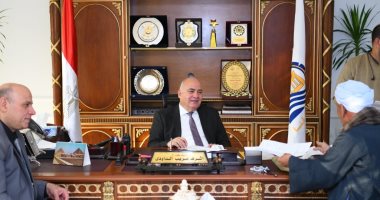 محافظ قنا يستقبل 55 مواطنا بمكتبه لبحث مطالبهم
