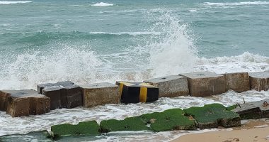 الشتاء يضرب الإسكندرية بعد خريف معتدل.. انخفاض ملحوظ فى درجة الحرارة يصل إلى 14 درجة.. وتوقعات بأمطار ورياح خلال الساعات القادمة.. والمحافظ يعطل الدراسة مع رفع درجة الطوارئ.. ووضع مصدات خرسانية على الكورنيش