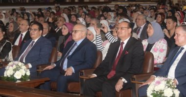 محمد الخشت يهدى درع جامعة القاهرة لاسم الراحل الموسيقار محمد عبد الوهاب