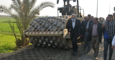 محافظ القليوبية يتفقد رصف الطرق بمبادرة "حياة كريمة" في شبين القناطر