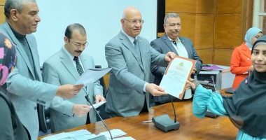رئيس جامعة بنها يكرم الطلاب الفائزين فى المسابقات الثقافية