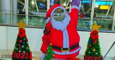 أجواء احتفالية مبهجة.. مطار القاهرة يستعد للعام الجديد.. بابا نويل فى استقبال المسافرين.. تزيين جميع مباني المطار بأشجار الكريسماس.. وتوجيهات بتسهيل إجراءات الوفود السياحية القادمة لقضاء إجازة رأس السنة.. صور  