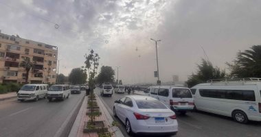 عاصفة ترابية تغطى سماء أسوان والغيوم تحجب أشعة الشمس.. صور