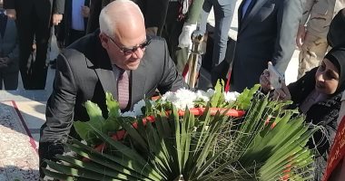 محافظ بورسعيد يضع إكليل الزهور على النصب التذكارى بالذكرى 66 لجلاء العدوان الثلاثى
