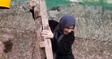 منى زكى عامل فى ورشة صناعة سفن بدمياط من كواليس تصوير مسلسل "تحت الوصاية"