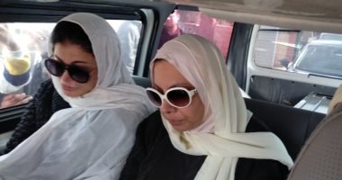 انهيار جومانا مراد أثناء تشييع جثمان والدها من مسجد الشرطة