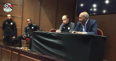 منتخب الشباب يواصل تدريباته ومشهور يجتمع بالجهاز الفني واللاعبين .. صور  