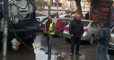 حى الدقى بالجيزة ينشر 11 سيارة لشفط تجمعات مياه الأمطار فى الشوارع والميادين
