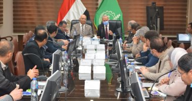 محافظ القليوبية يبحث مع فريق المنظومة الصحية تحسين الخدمة فى المحافظة