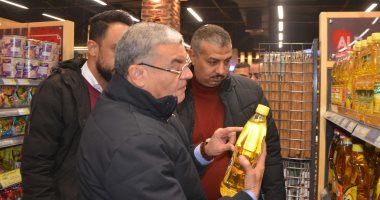 محافظ المنيا يتابع توافر السلع الغذائية بأسعار مناسبة بعدد من المنافذ