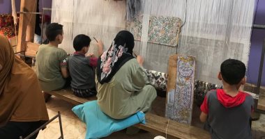 السجاد اليدوى.. أهم الصناعات والحرف اليدوية داخل قرية سنباط بالغربية.. العاملون: يوفر فرص عمل لسيدات وفتيات القرية.. يغزل من خيوط قطنية بجميع المقاسات المطلوبة.. ويؤكدون: قريتنا مشهورة بهذه الصناعة ونصدر للخارج
