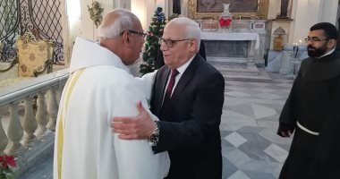محافظ بورسعيد يزور كنيسة سانت أوجيني ويقدم التهنئة بحلول عيد الميلاد.. صور
